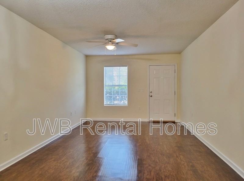 1327 Pangola Dr - Photo 5 of 9