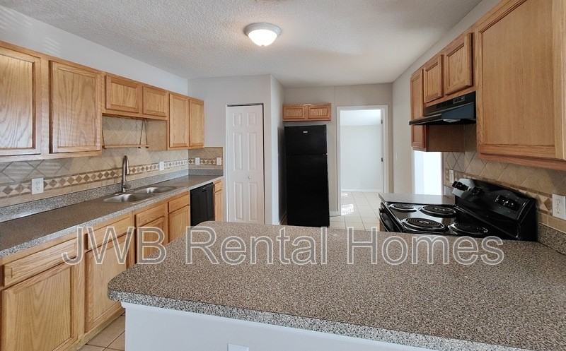 2721 Lowell Ave - Photo 2 of 8