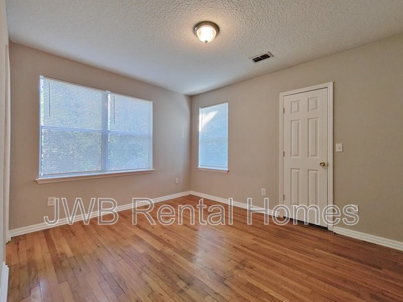 2721 Lowell Ave - Photo 5 of 8