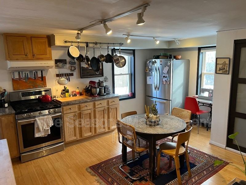 285 1/2 Weaver St - Photo 3 of 22