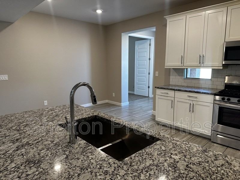 16562 W Charlotte Dr - Photo 6 of 37