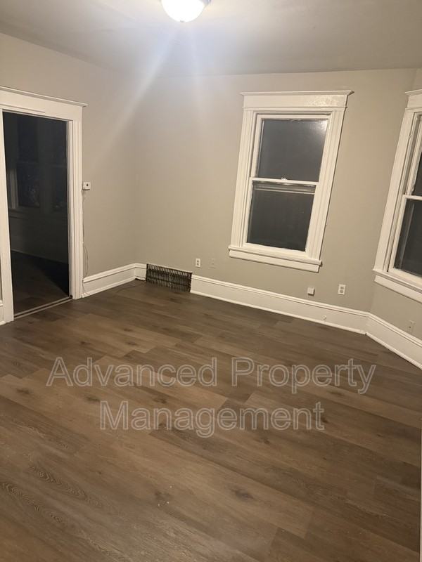 934 W Chambers St - Photo 2 of 9