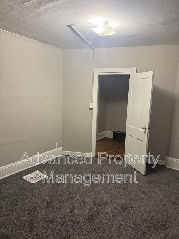 934 W Chambers St - Photo 3 of 9