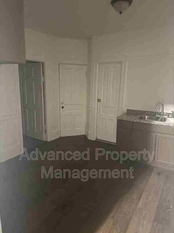 934 W Chambers St - Photo 4 of 9