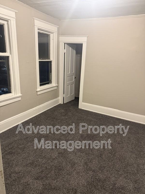 934 W Chambers St - Photo 6 of 9