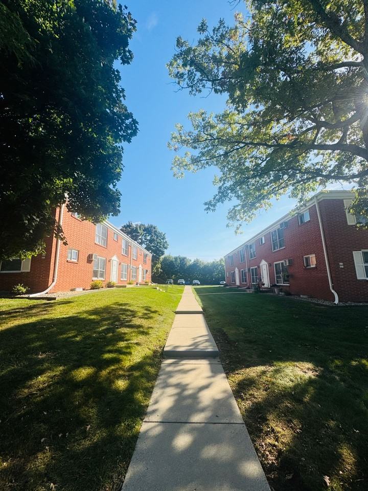 Waukesha Manor - Photo 4 of 4