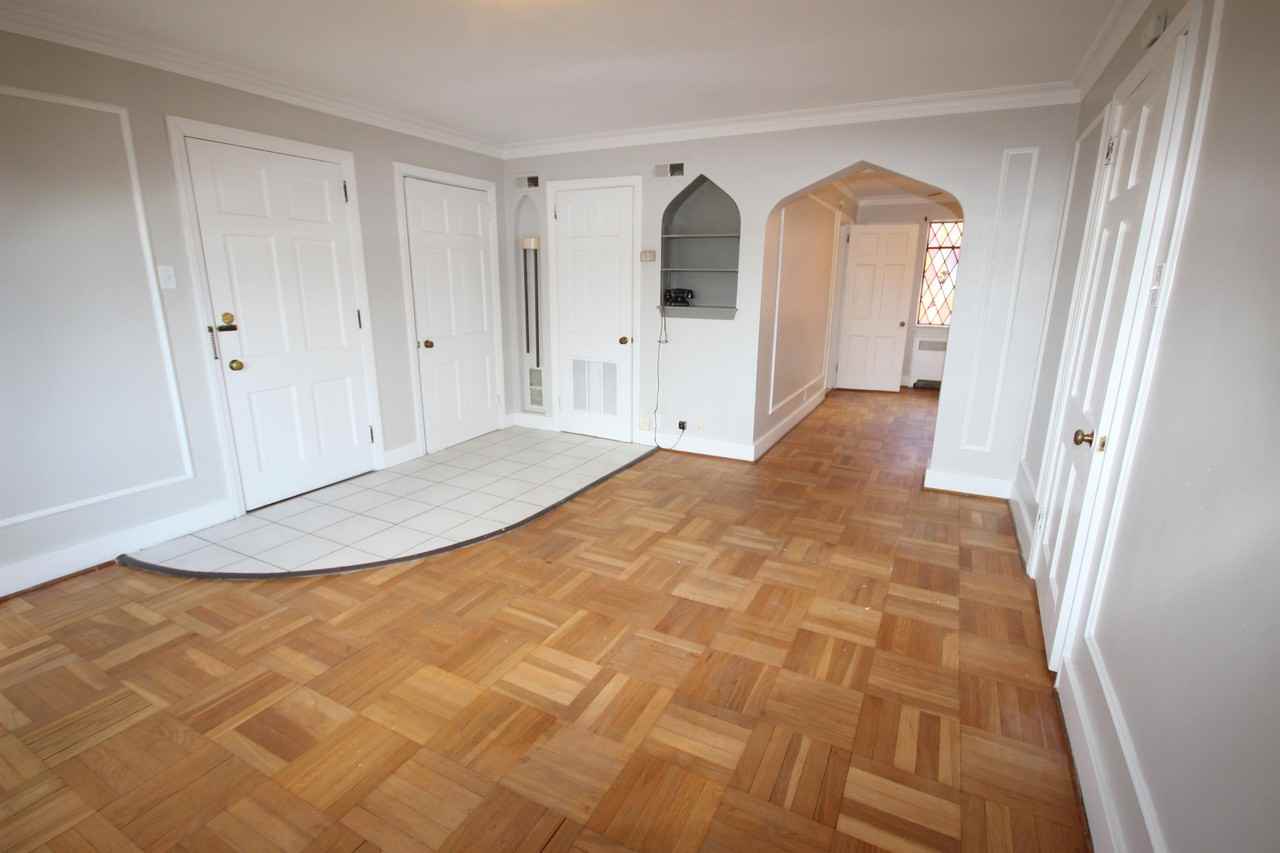 BELLEVUE GABLES -- 072 - Photo 2 of 16