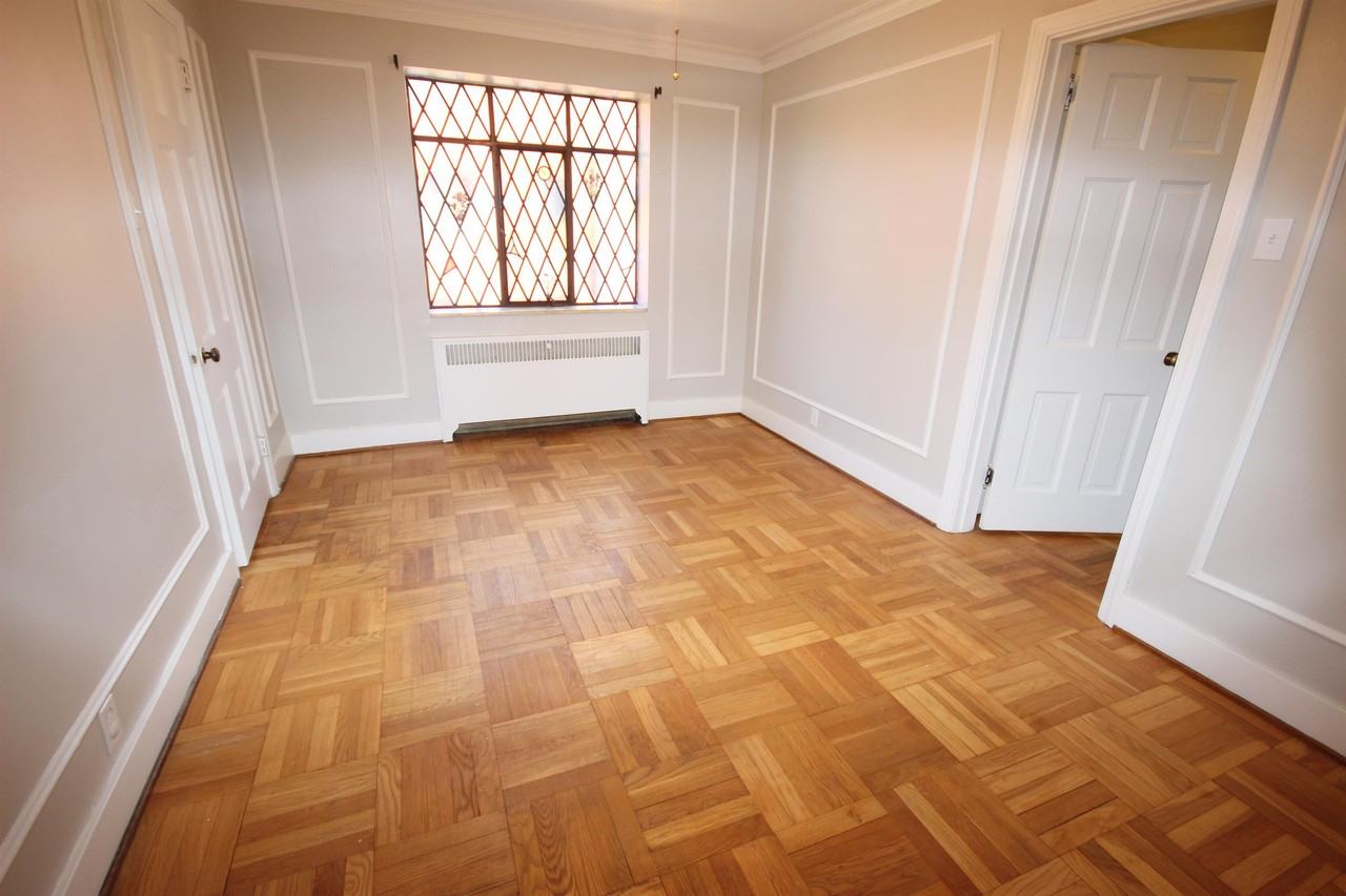 BELLEVUE GABLES -- 072 - Photo 3 of 16