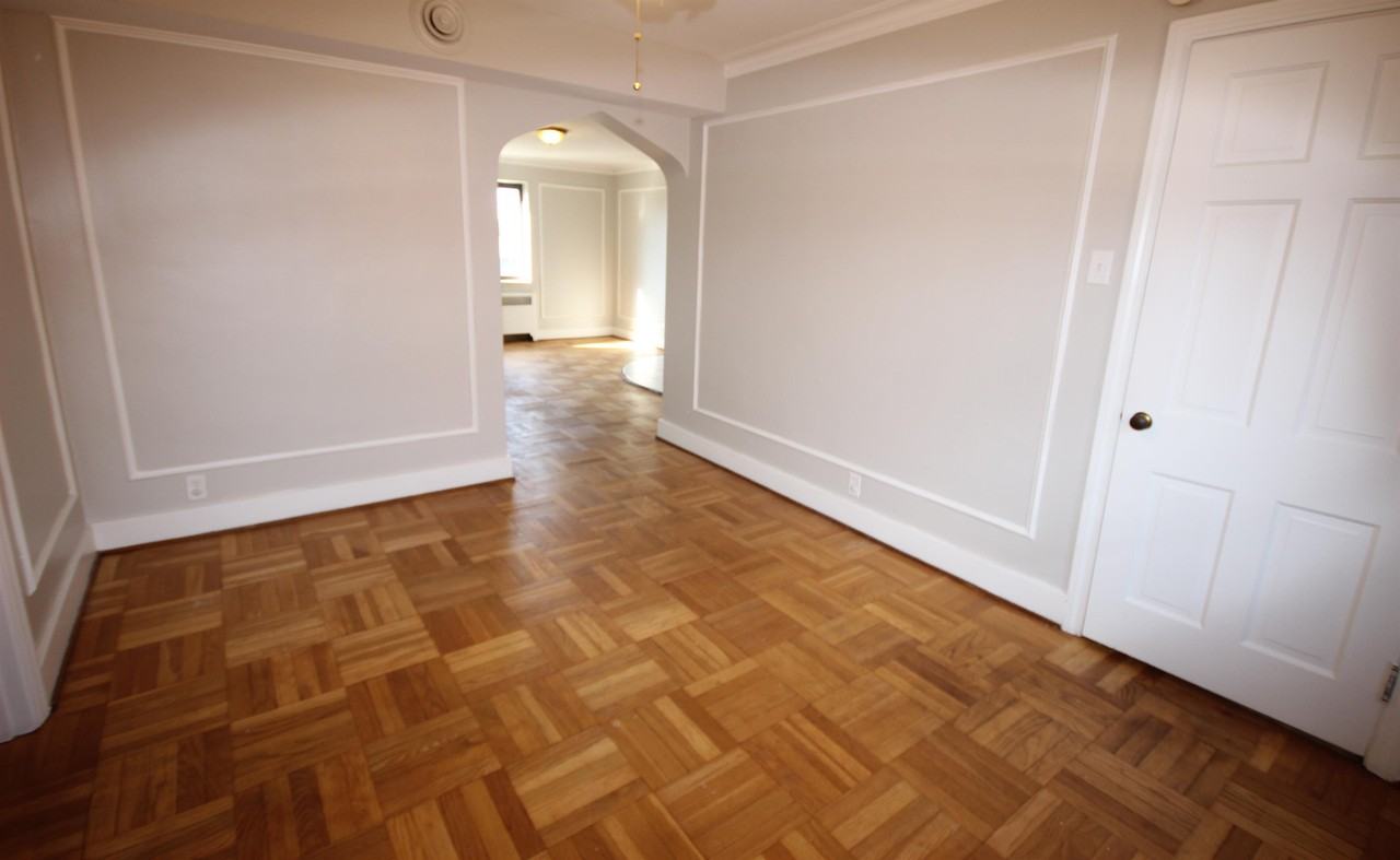 BELLEVUE GABLES -- 072 - Photo 4 of 16