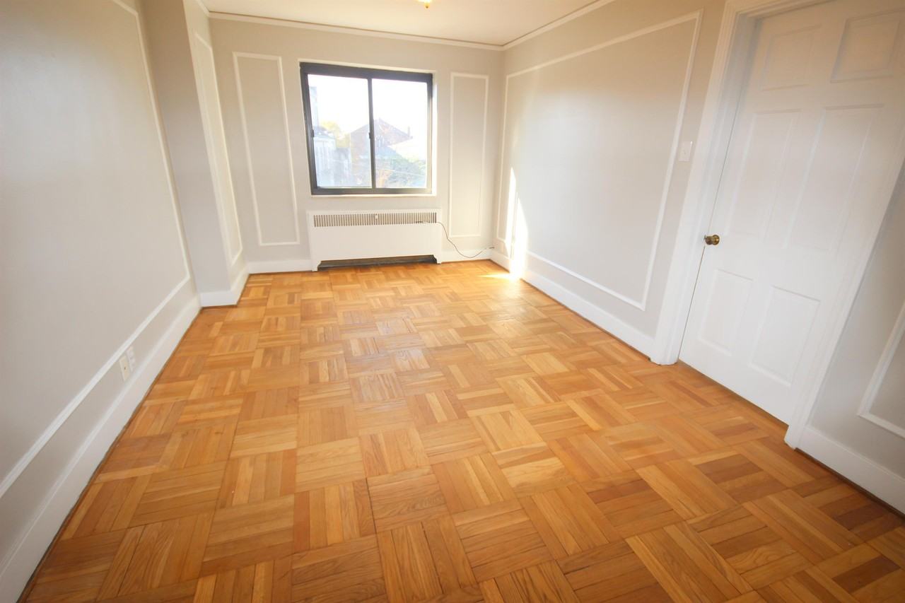 BELLEVUE GABLES -- 072 - Photo 5 of 16