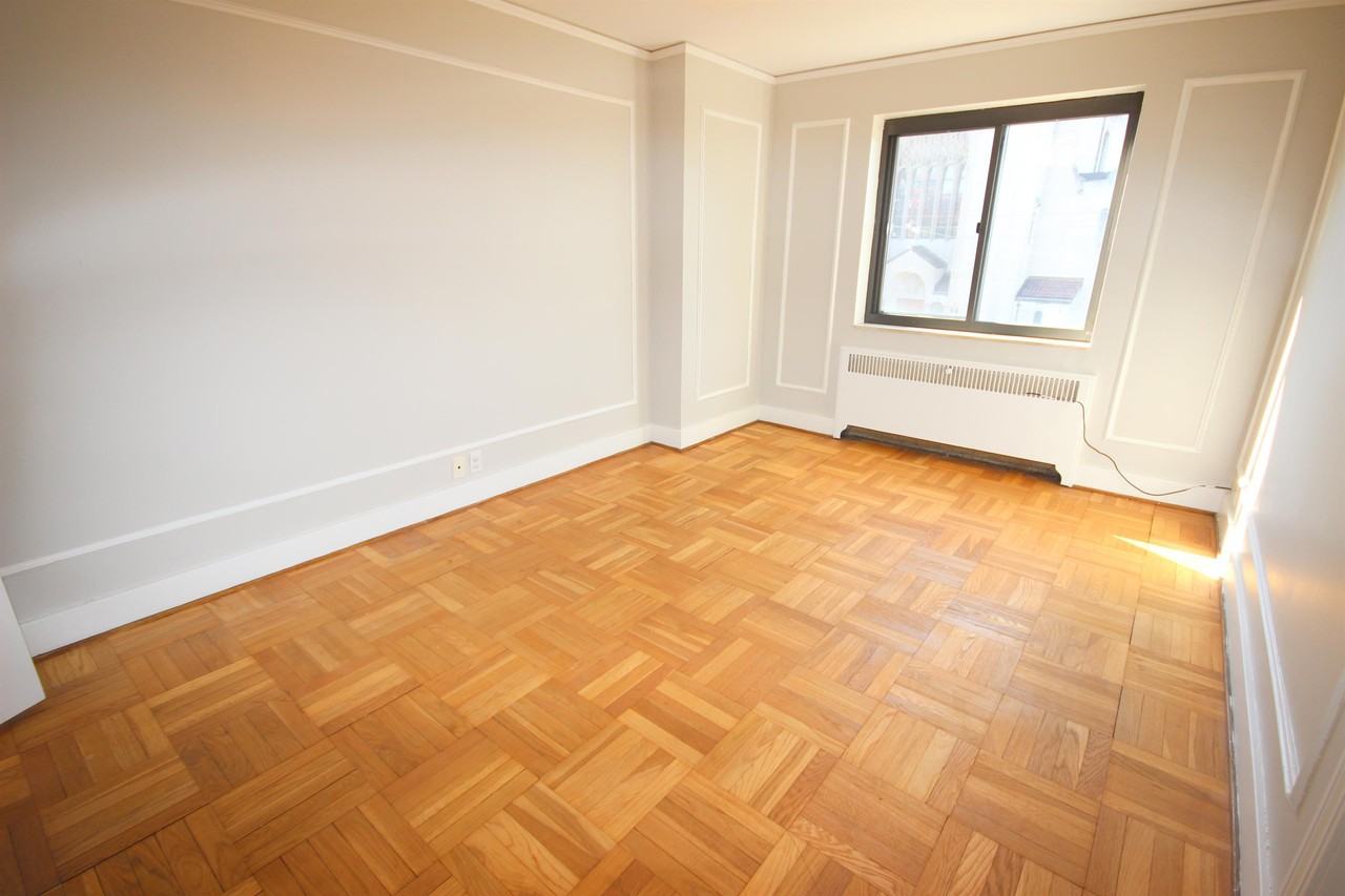 BELLEVUE GABLES -- 072 - Photo 6 of 16