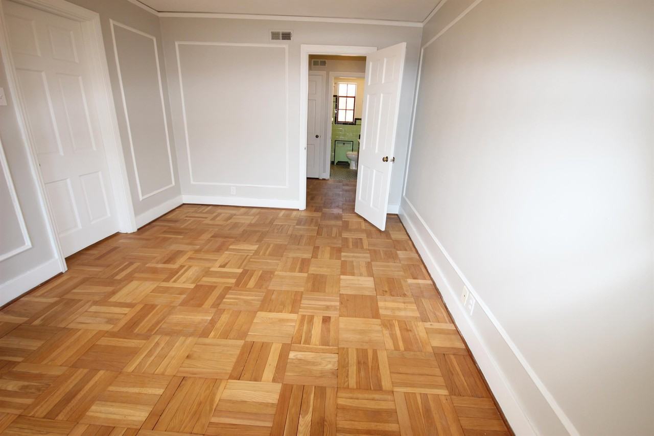 BELLEVUE GABLES -- 072 - Photo 7 of 16