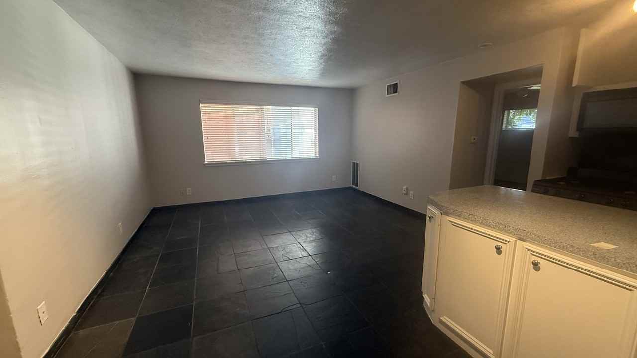 W Alabama (420) - Photo 5 of 6