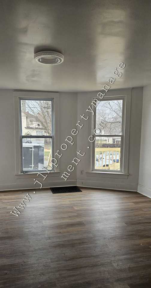 118 East Iroquois Street - Photo 6 of 8