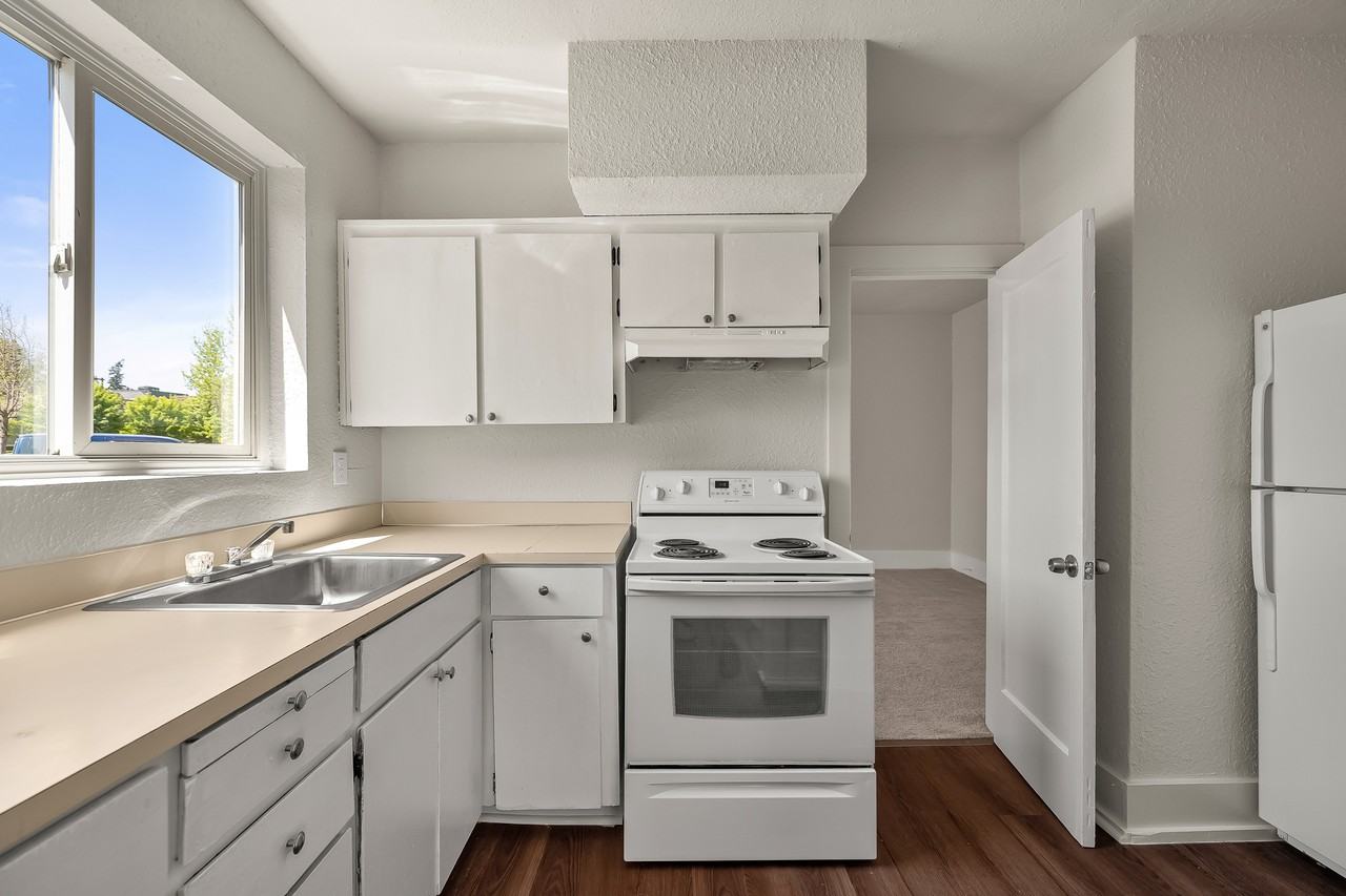 215 East 1st Street - Photo 4 of 8