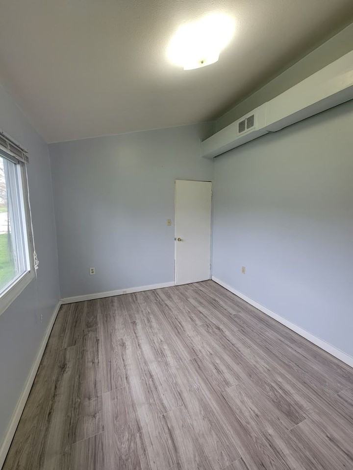 Charming Apartment for Rent – Thurston St, Akron, OH 44320 - Photo 5 of 19