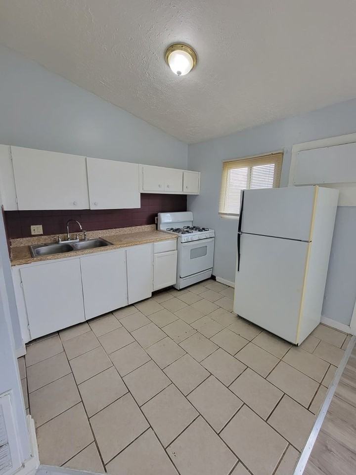 Charming Apartment for Rent – Thurston St, Akron, OH 44320 - Photo 3 of 19