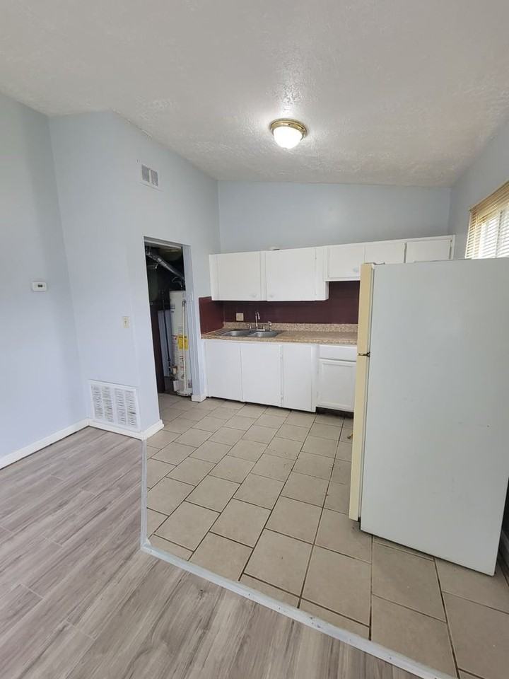 Charming Apartment for Rent – Thurston St, Akron, OH 44320 - Photo 2 of 19