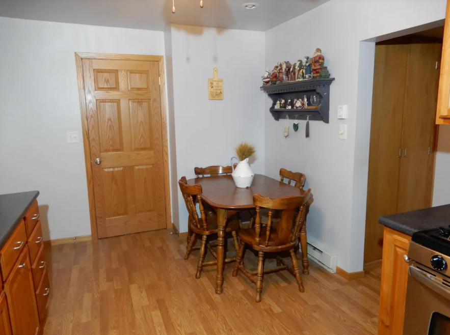 1115 Superior Ave - Photo 4 of 15