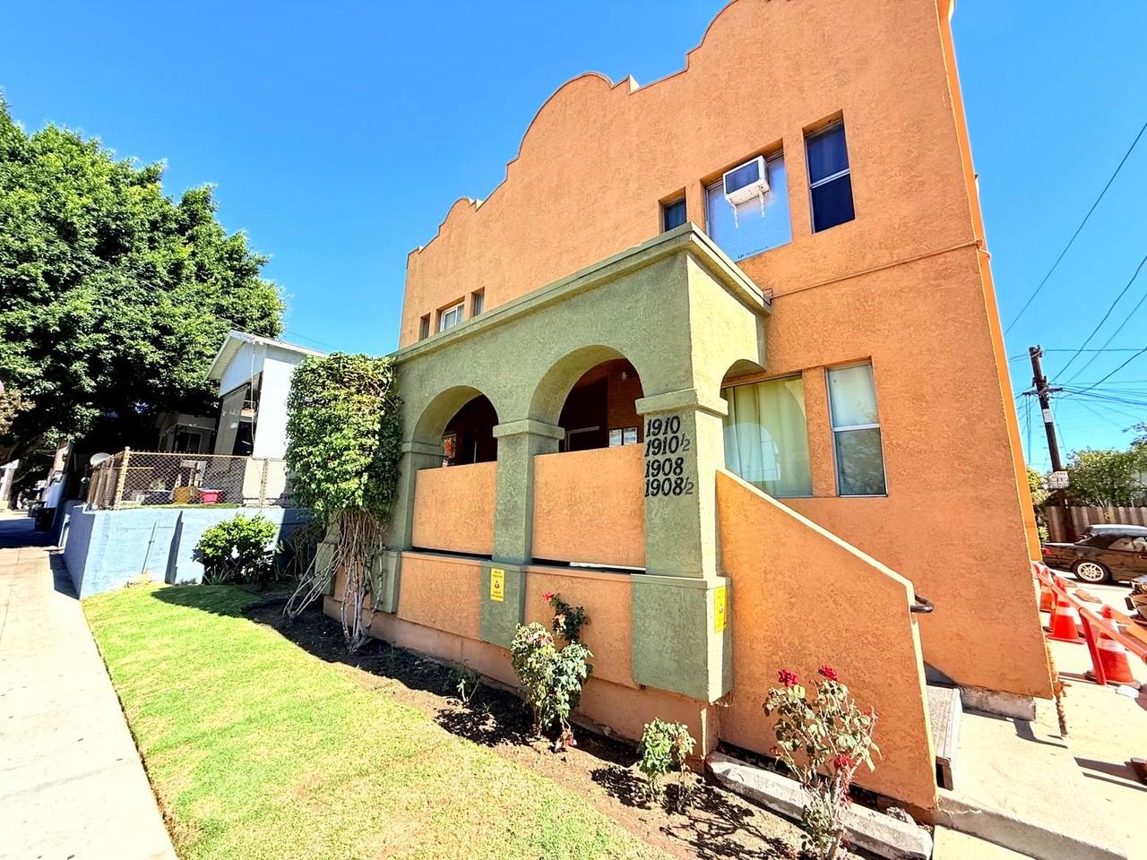 1908-1910.5 Daly Street - Photo 3 of 22