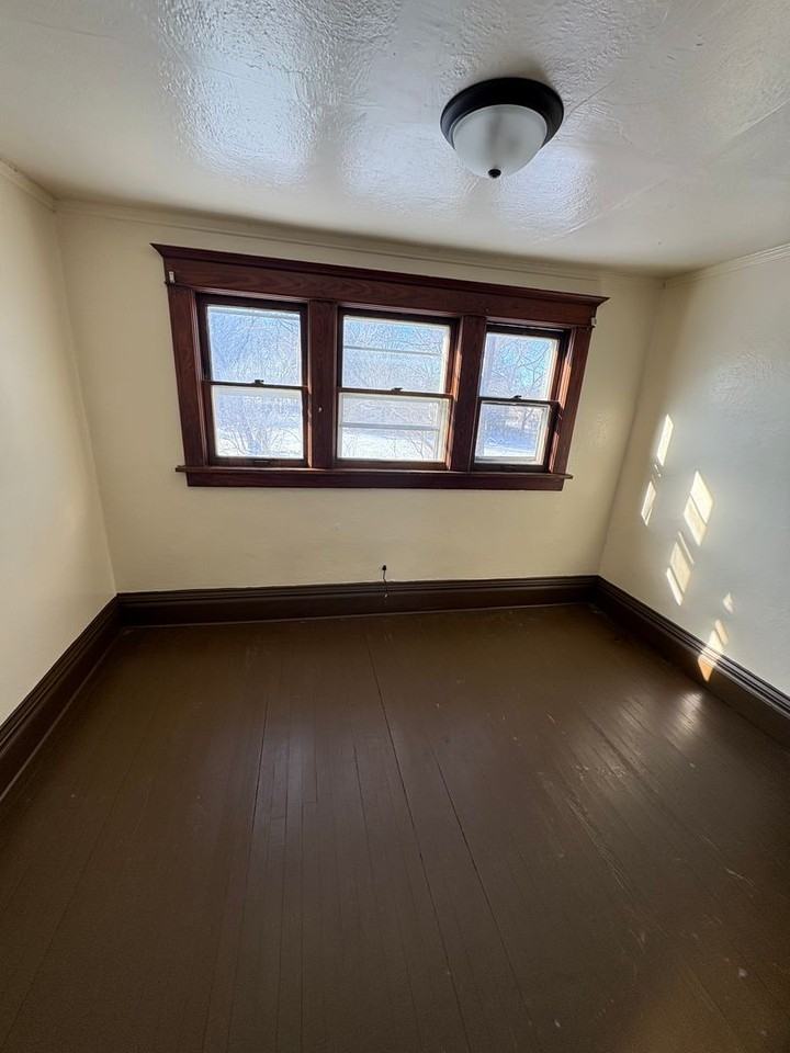 707 Logan Ave - Photo 4 of 9