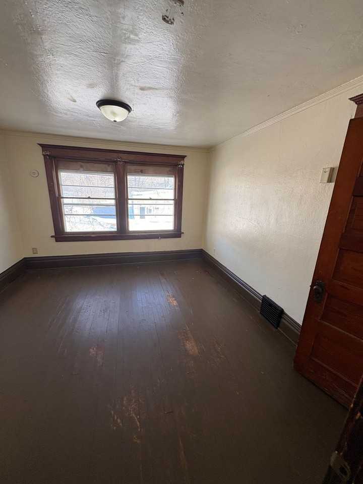 707 Logan Ave - Photo 5 of 9