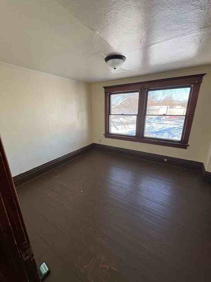 707 Logan Ave - Photo 7 of 9