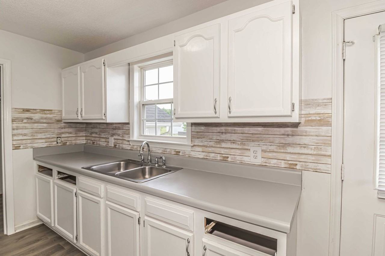 1221 Franklin St - Photo 4 of 18