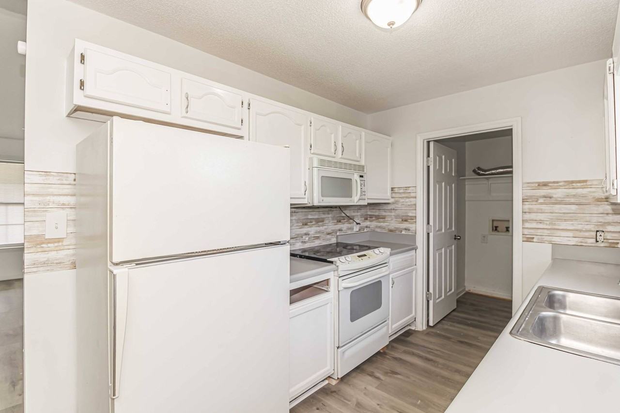 1221 Franklin St - Photo 5 of 18