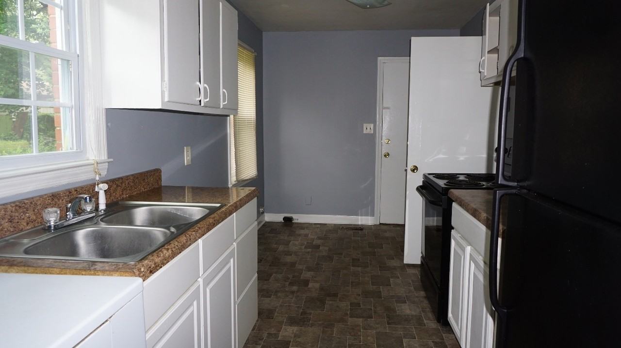 2064 Seneca Dr - Photo 4 of 20