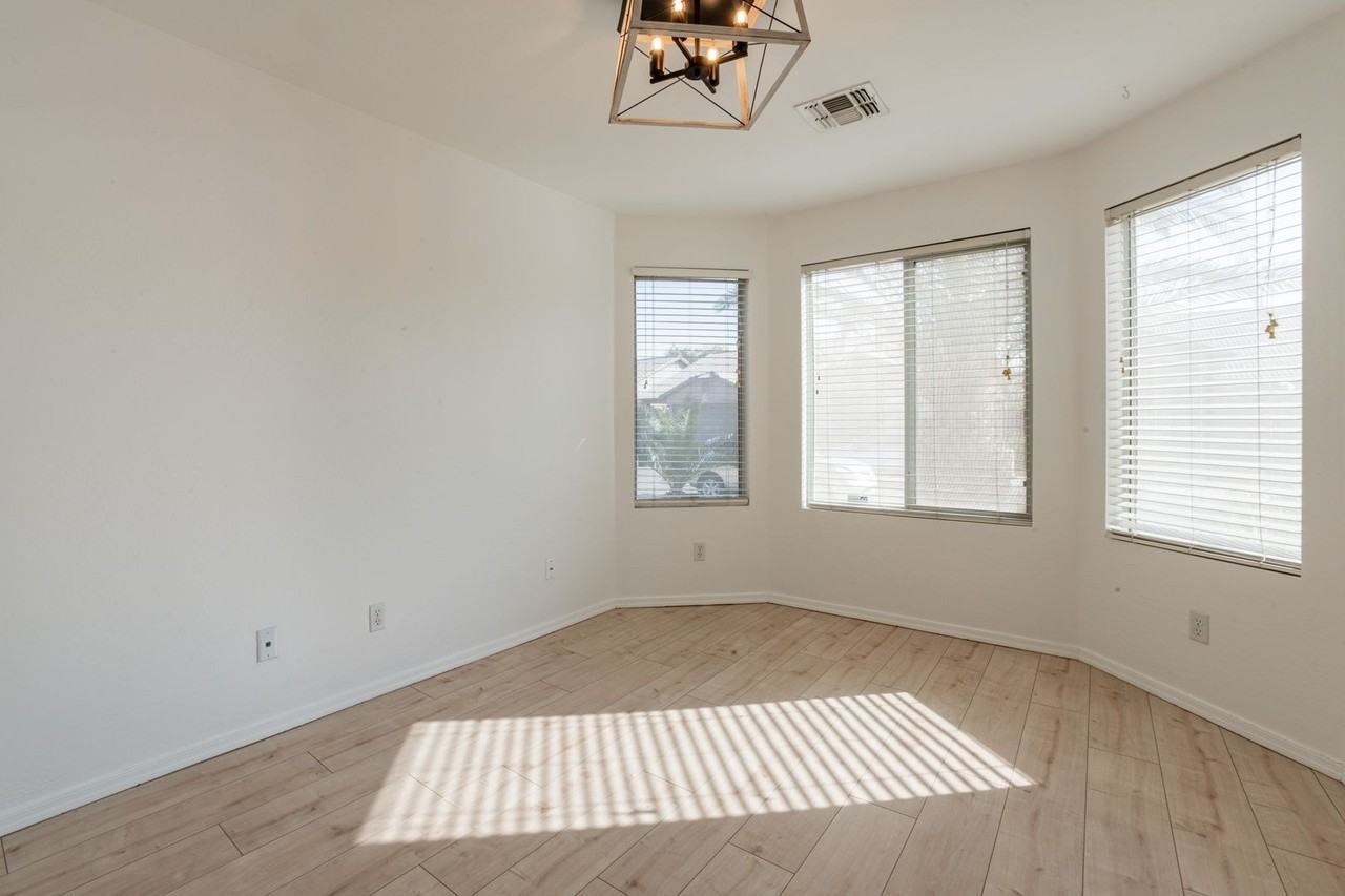 16728 S 22nd St - Photo 3 of 31