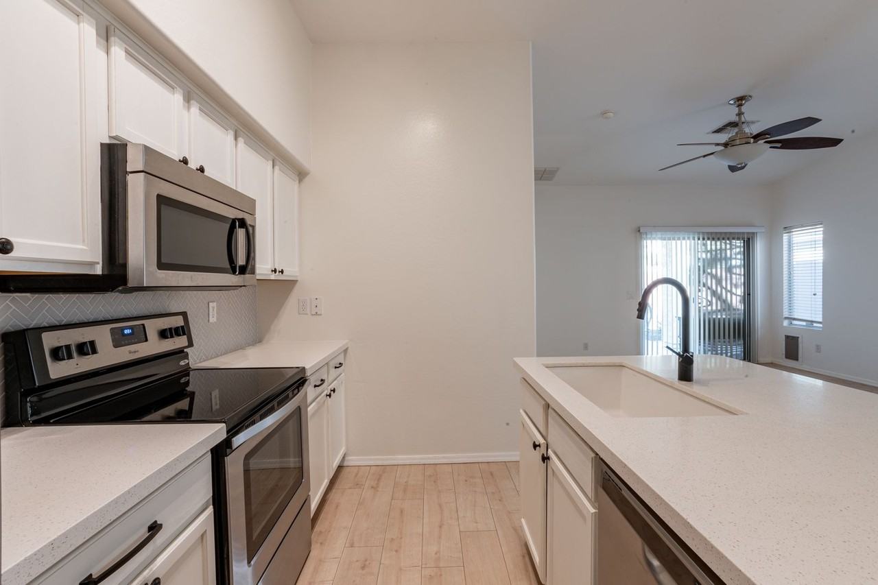 16728 S 22nd St - Photo 7 of 31