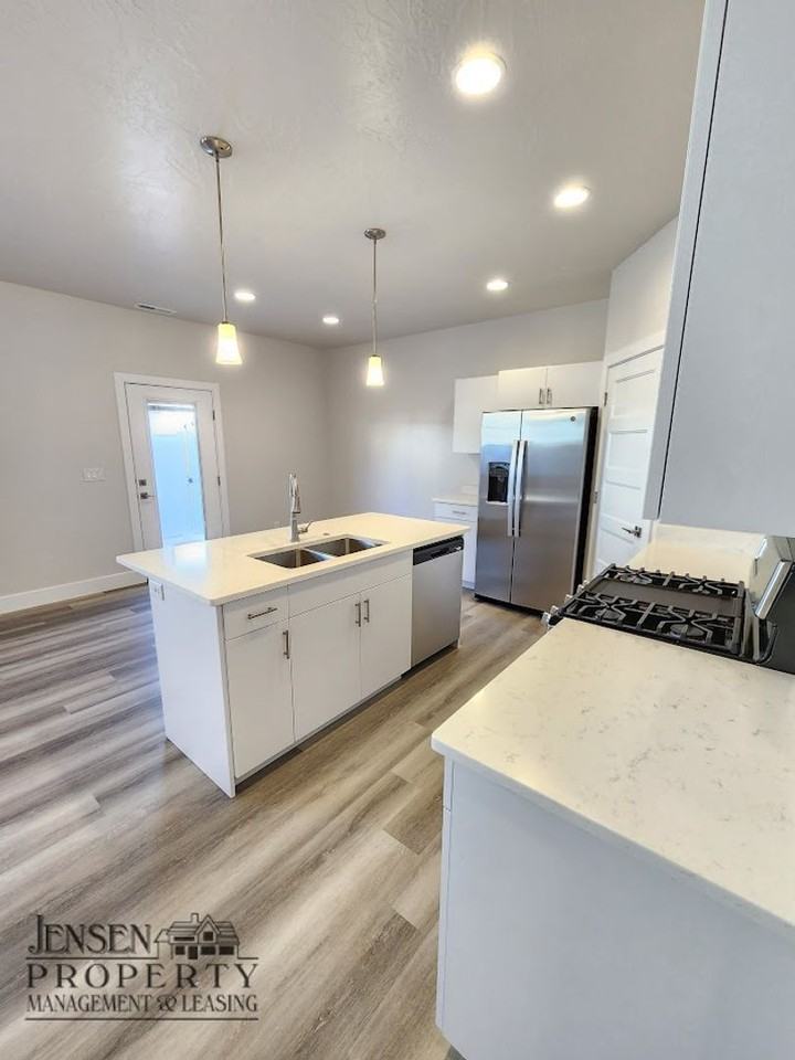 695 Eureka Alley - Photo 7 of 31