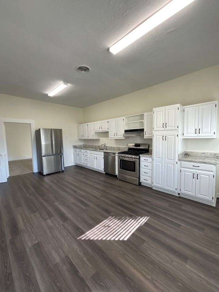 613 West 1st Street - Photo 3 of 11