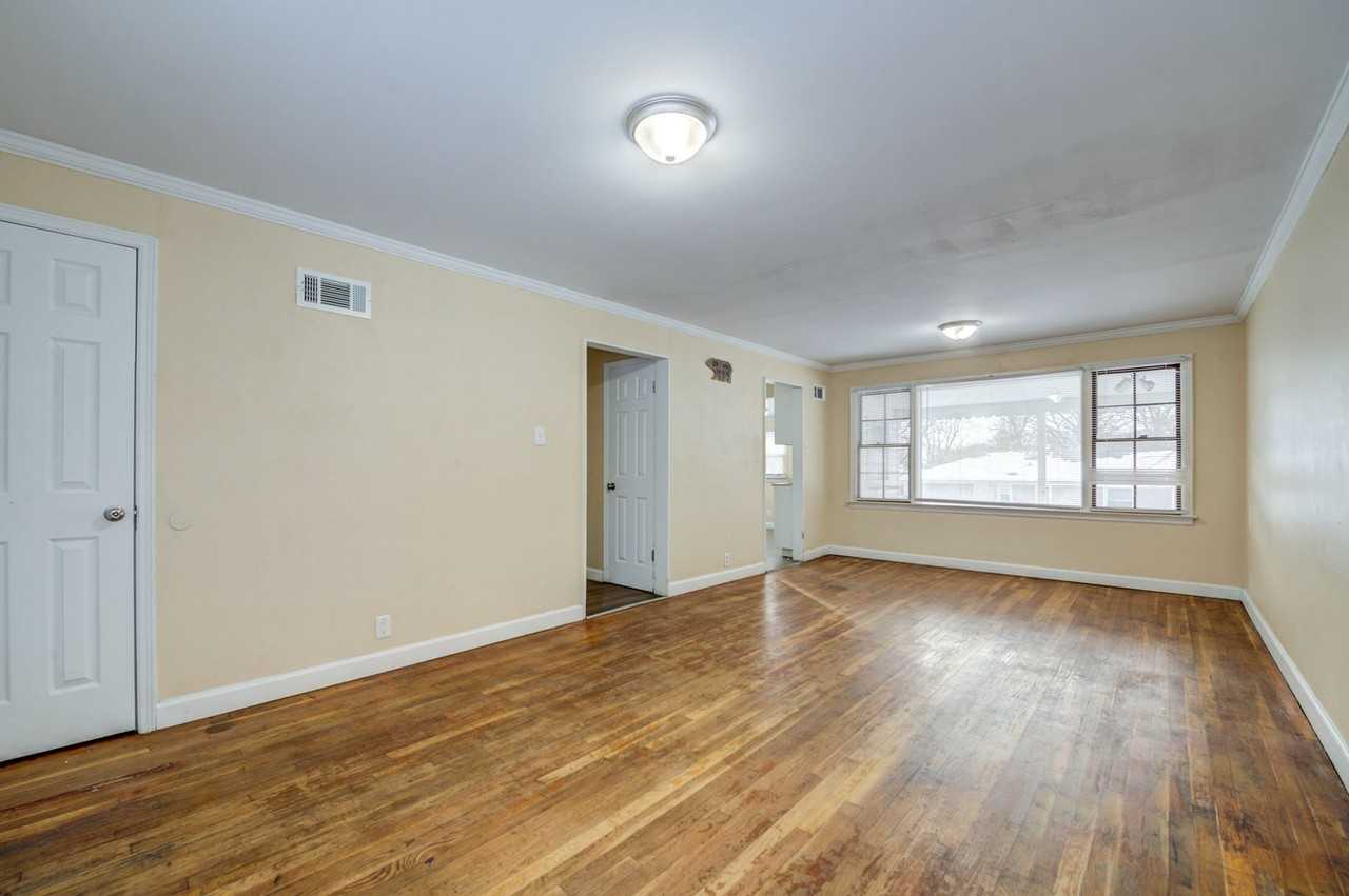 1426 Akron Dr - Photo 5 of 31