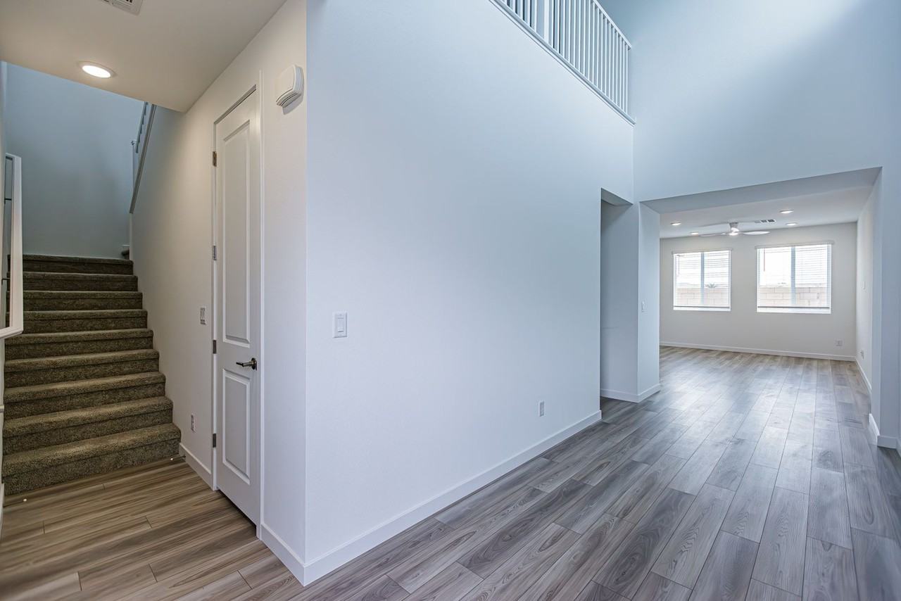 8526 West Agate Avenue - Photo 4 of 36