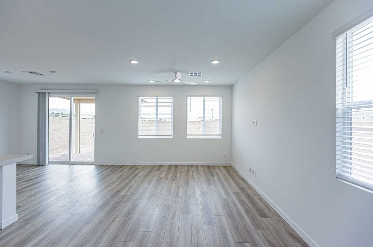 8526 West Agate Avenue - Photo 6 of 36