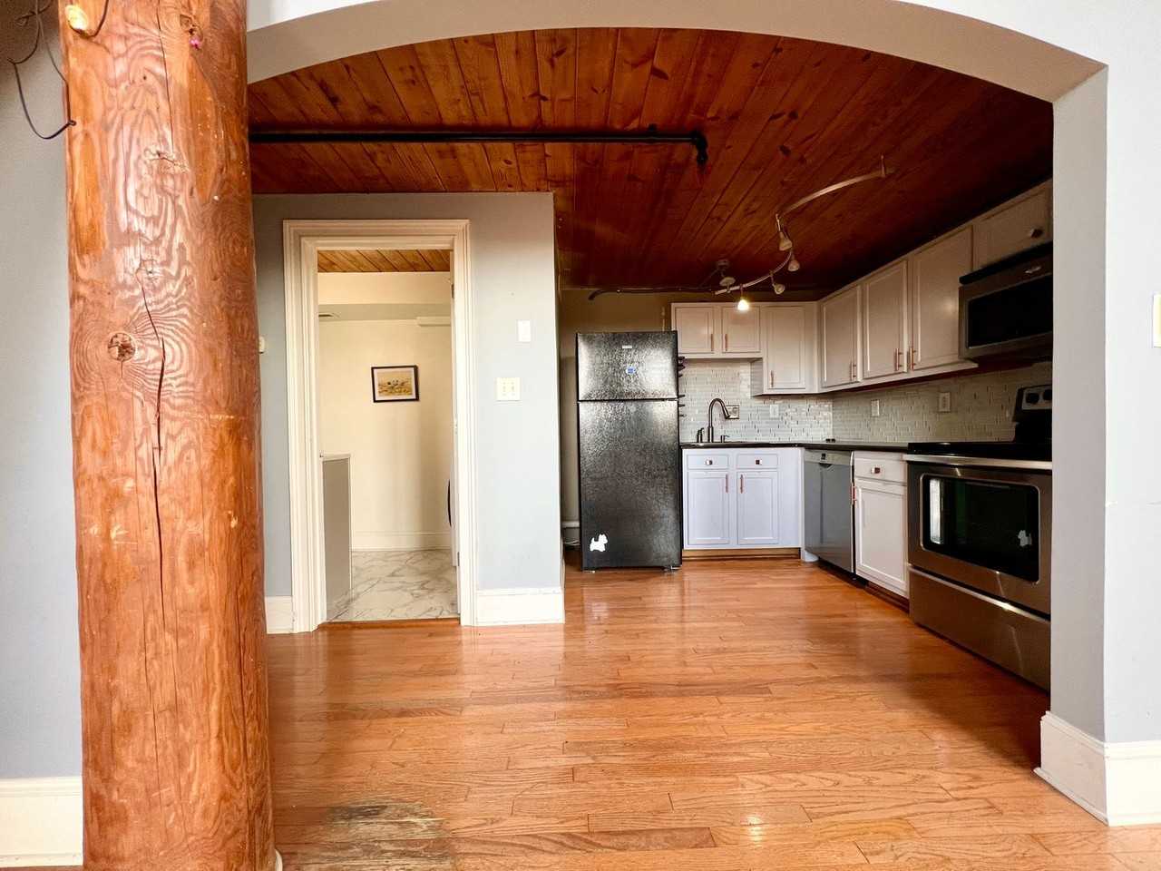 201 S Hoskins Rd - Photo 3 of 17