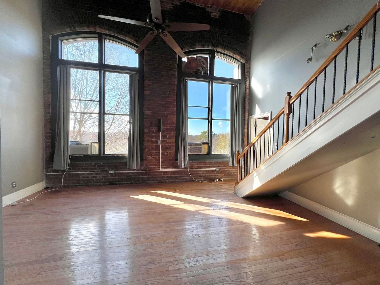 201 S Hoskins Rd - Photo 4 of 17