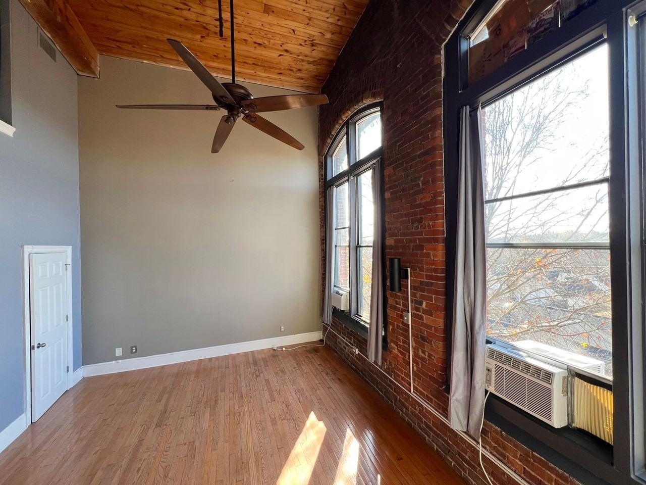 201 S Hoskins Rd - Photo 6 of 17