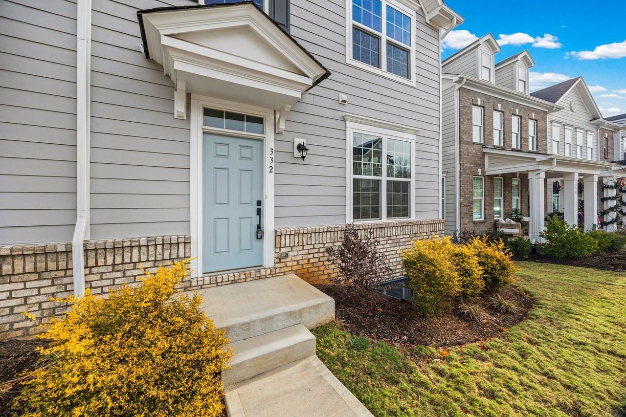 332 Cramerton Mills Pkwy - Photo 2 of 33
