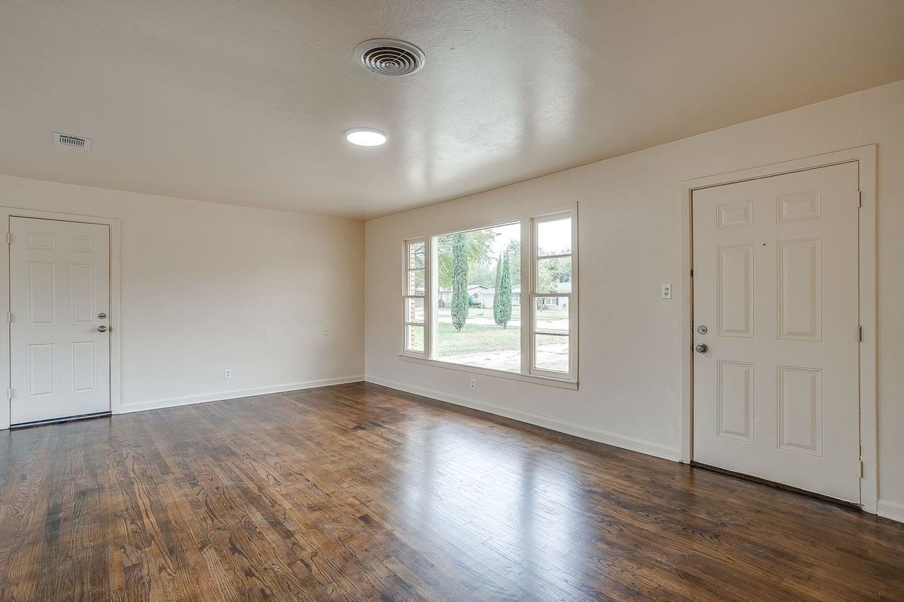 4315 Mackey Dr - Photo 3 of 20