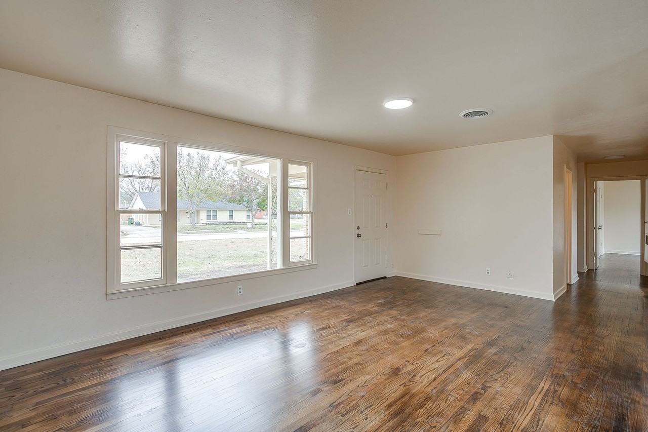 4315 Mackey Dr - Photo 4 of 20