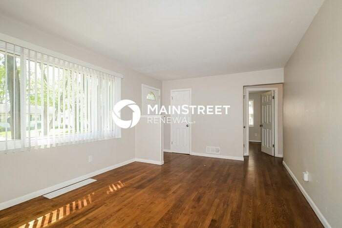 10117 Crown Point Dr - Photo 4 of 17