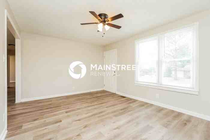 410 Watts Dr - Photo 4 of 16