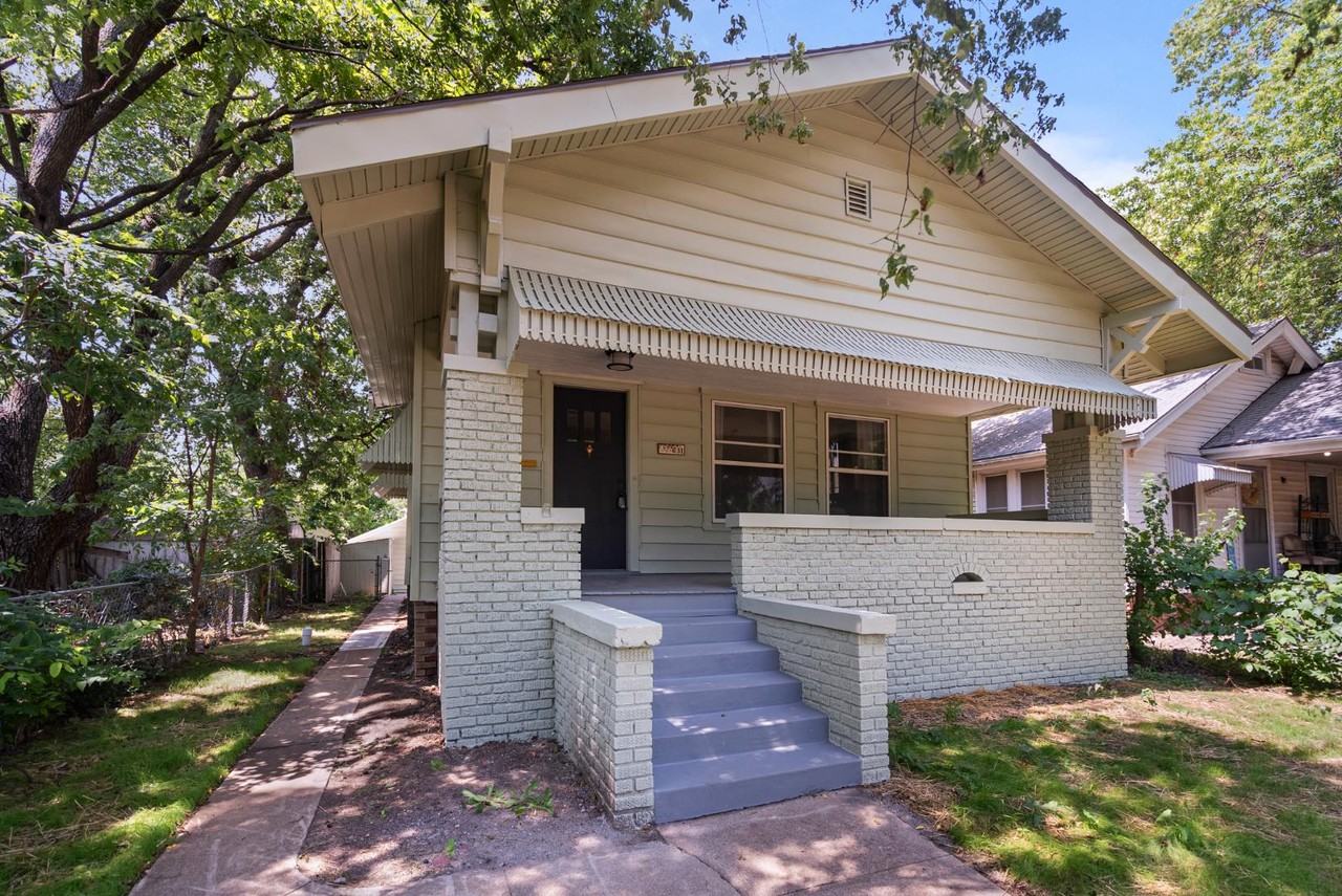 631 Southwest Lindenwood Avenue - Photo 2 of 20