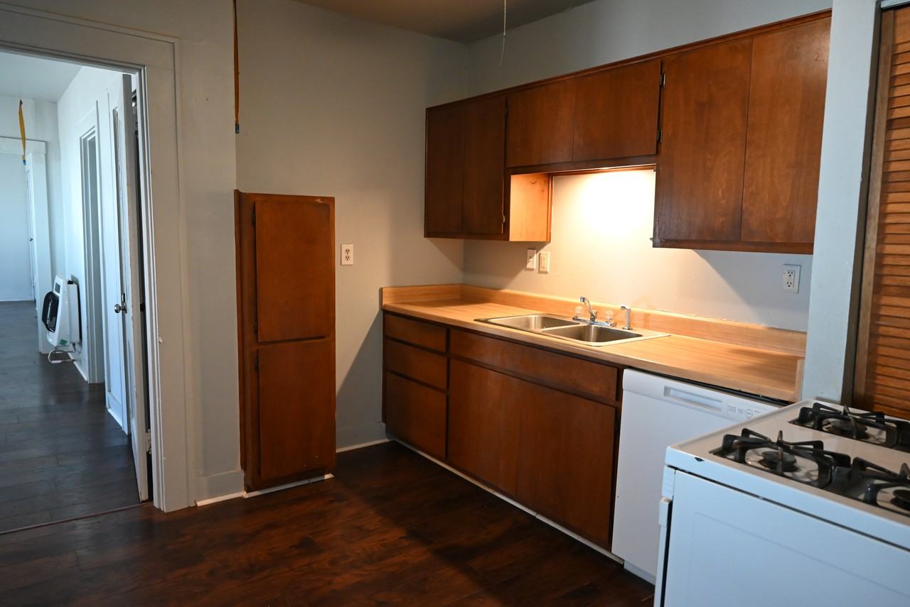 1818 Collins Ave #1-2 - Photo 6 of 15