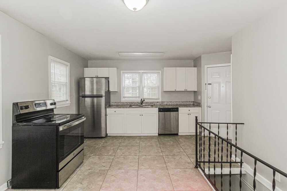 960 7th Place - Photo 6 of 17