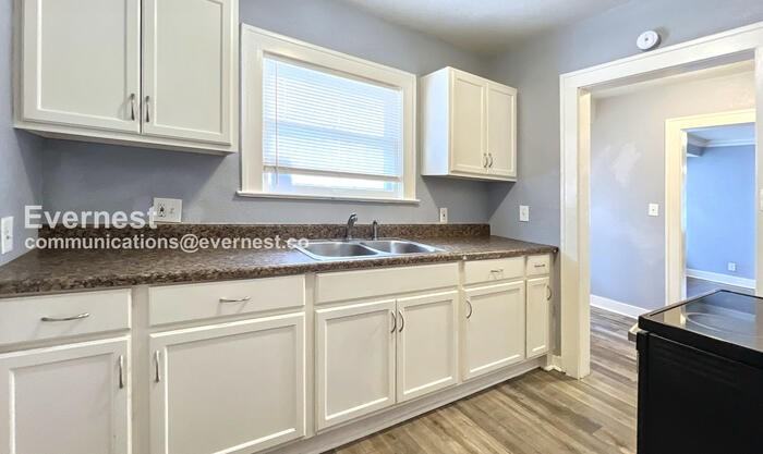 2215 E Gregory Blvd - Photo 2 of 16