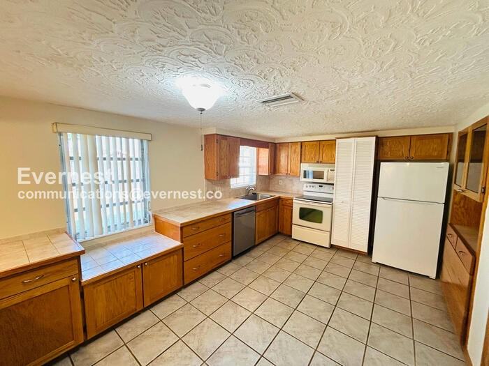 2127 Erin Dr - Photo 3 of 28